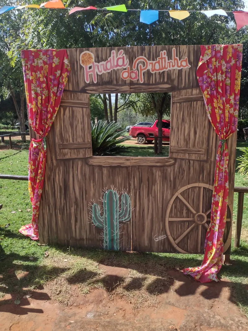 Cenário decorado de festa junina com o letreiro Arraiá da Pratinha, na Chapada Diamantina