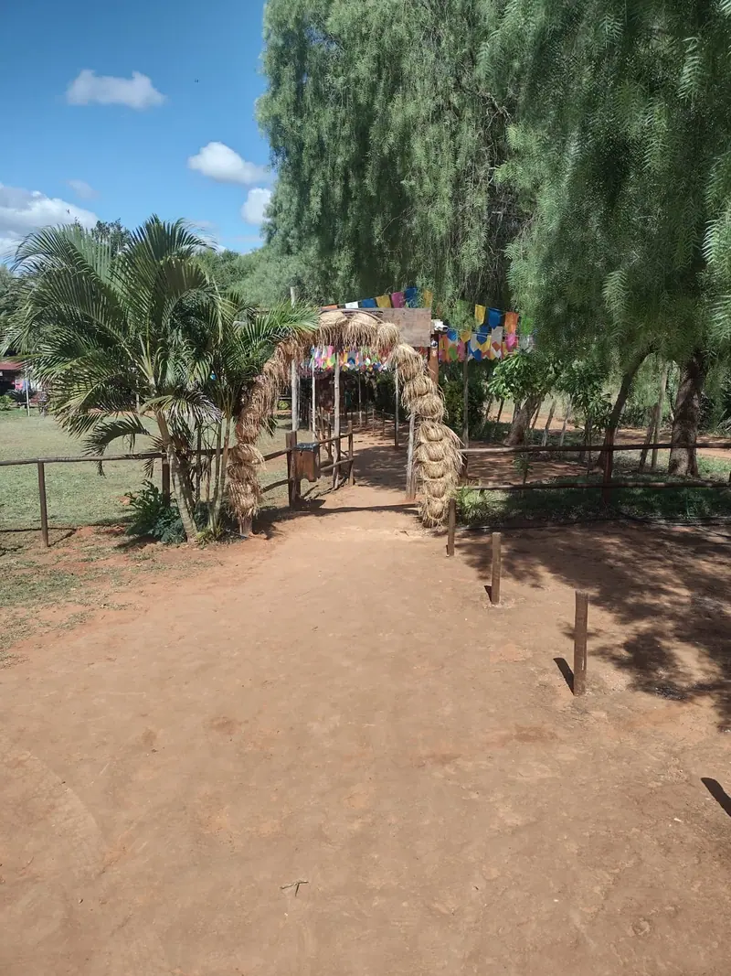 Arco de palha decorado com bandeirinhas na entrada de área de visitação na Chapada Diamantina