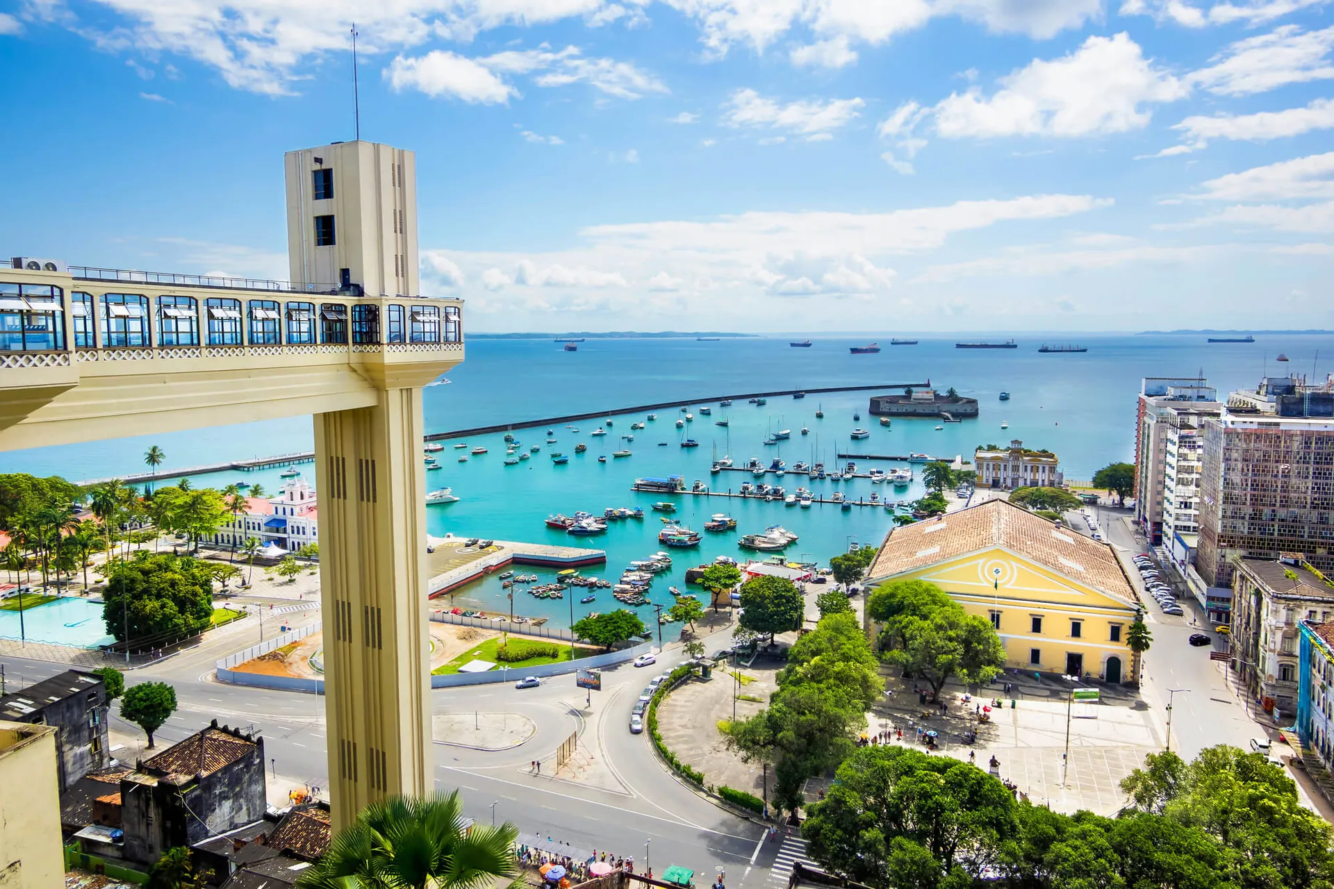 Elevador Lacerda e a Baía de Todos-os-Santos vistos da Cidade Alta, no centro histórico de Salvador